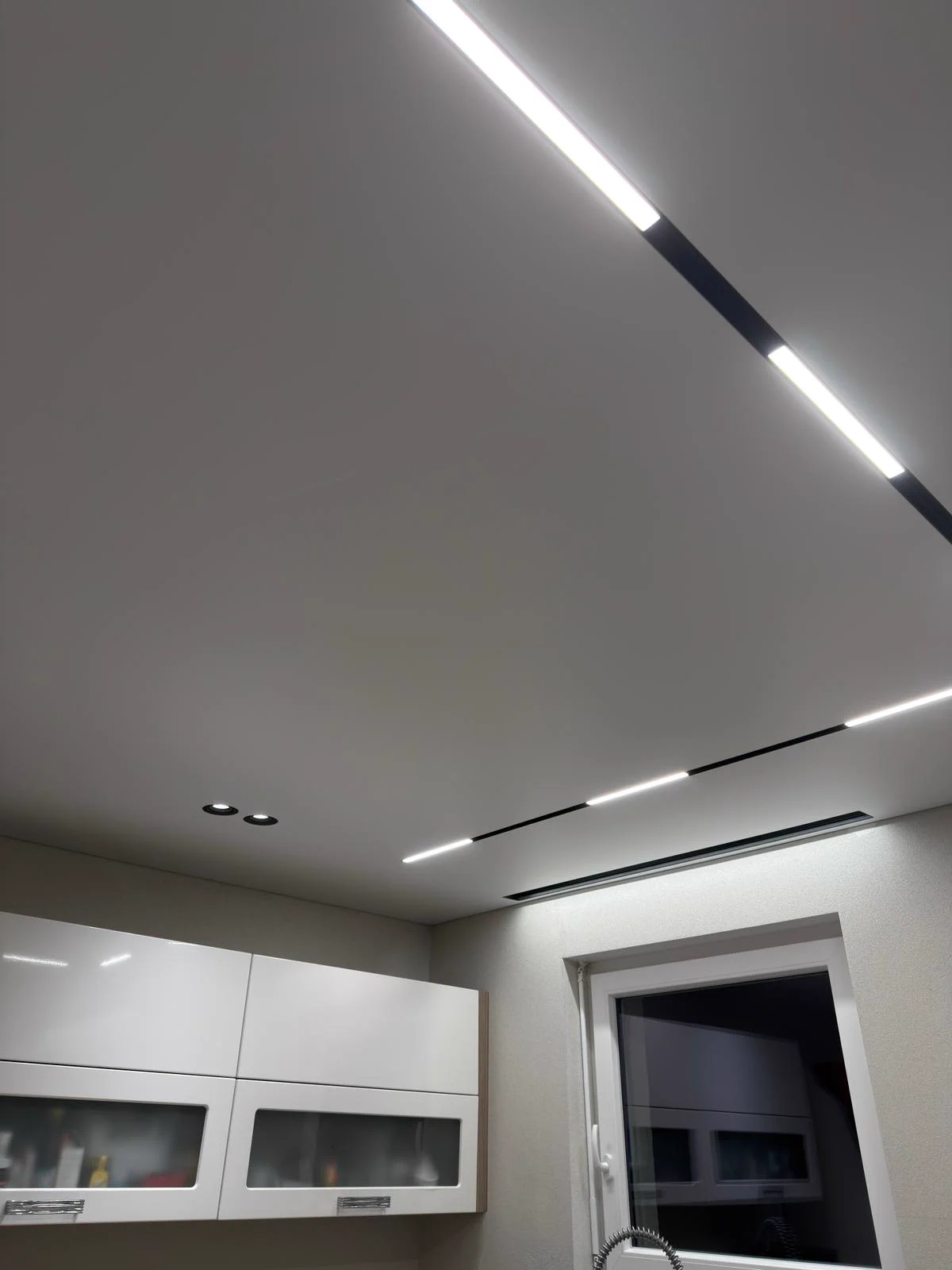 Spanndecke mit LED-Lichtleiste neben Küche