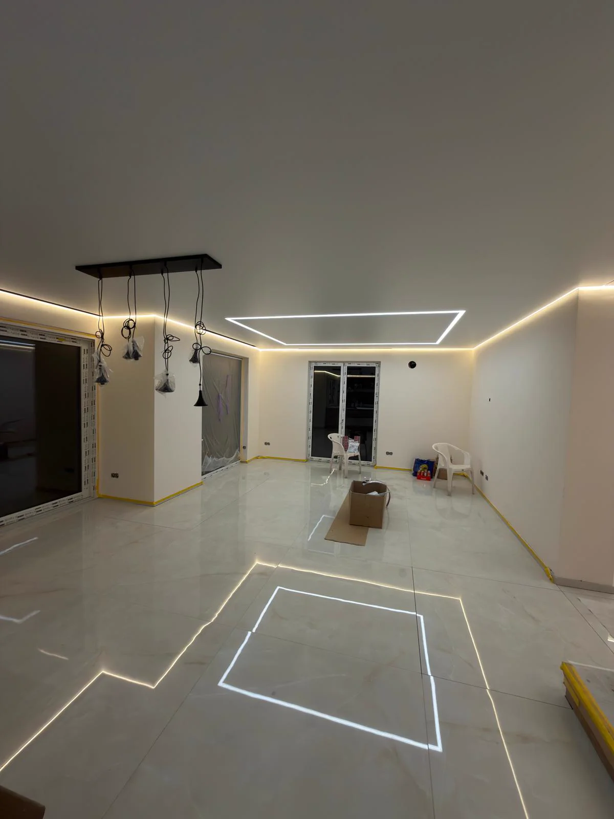Großer Raum mit Spanndecke und indirekter LED-Beleuchtung
