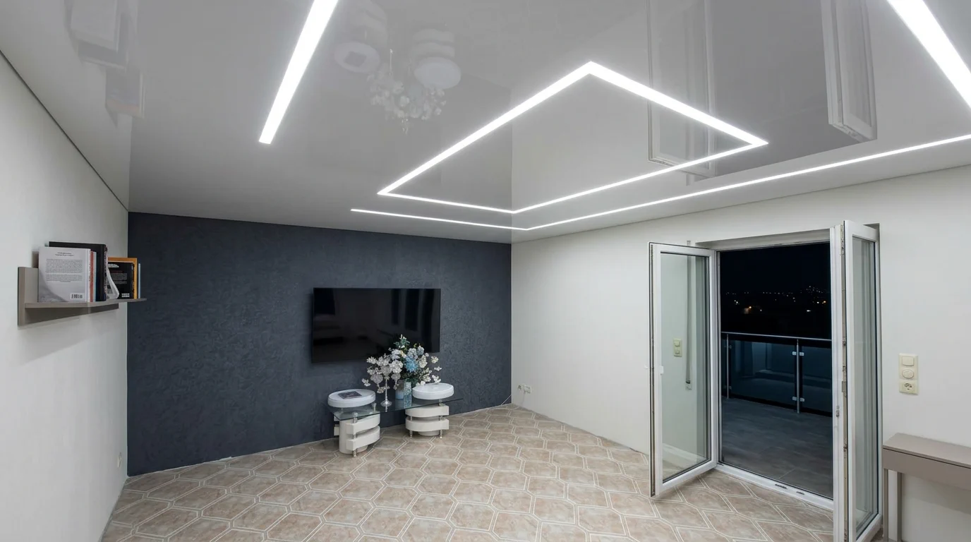 Spanndecke mit integrierten LED-Lichtprofilen